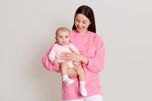 Jolie Jeune Femme Portant Des Leggins Gris Et T Shirt Sans Manches Assis Sur Le Sol Avec Un Enfant Nouveau Ne Une Femme Aux Cheveux Noirs Porte Sa Fille Un Enfant Avec Un Bandeau Jolie Jeune Femme Portant Des Leggins Gris Et T Shirt Sans Manches Assis Sur Le Sol Avec Un Enfant Nouveau Ne Une Femme Aux Cheveux Noirs Porte Sa Fille Un Enfant Avec Un Bandeau