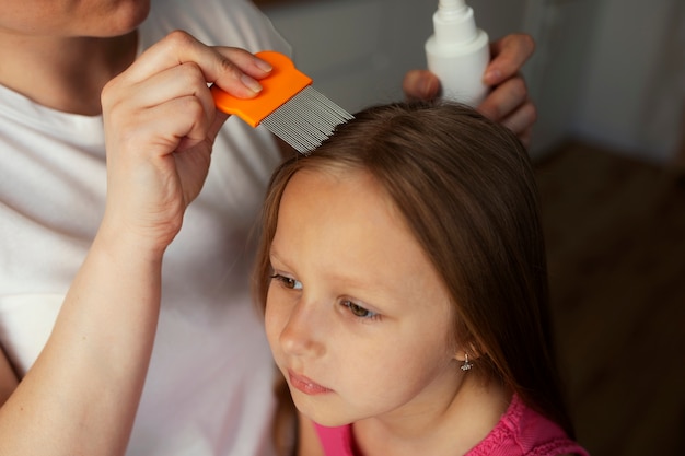 Mère prenant soin d'un enfant avec des poux de tête