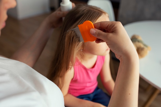 Mère prenant soin d'un enfant avec des poux de tête