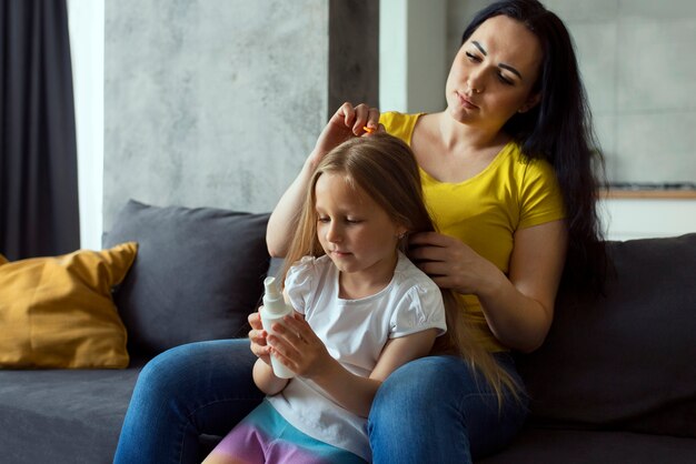 Mère prenant soin d'un enfant avec des poux de tête