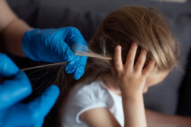 Mère prenant soin d'un enfant avec des poux de tête