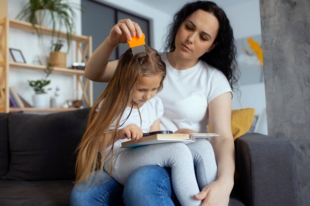 Mère prenant soin d'un enfant avec des poux de tête