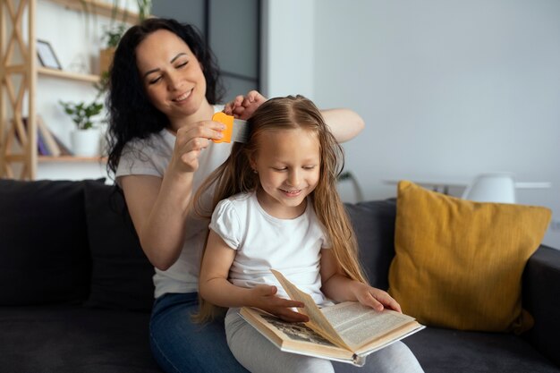 Mère prenant soin d'un enfant avec des poux de tête