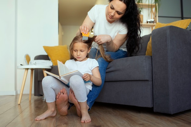 Mère prenant soin d'un enfant avec des poux de tête