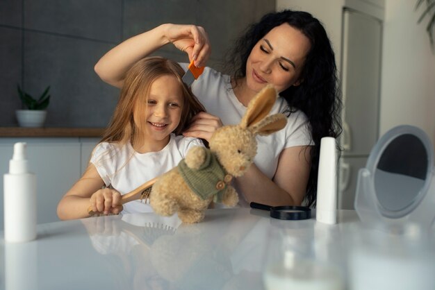 Mère prenant soin d'un enfant avec des poux de tête