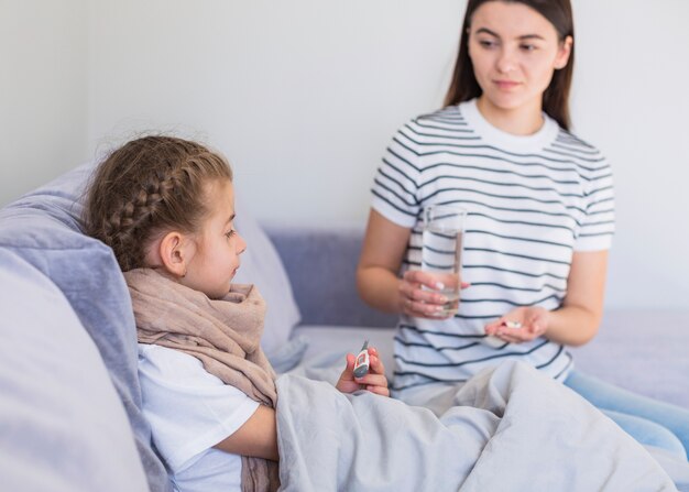 Mère prenant soin de sa fille malade