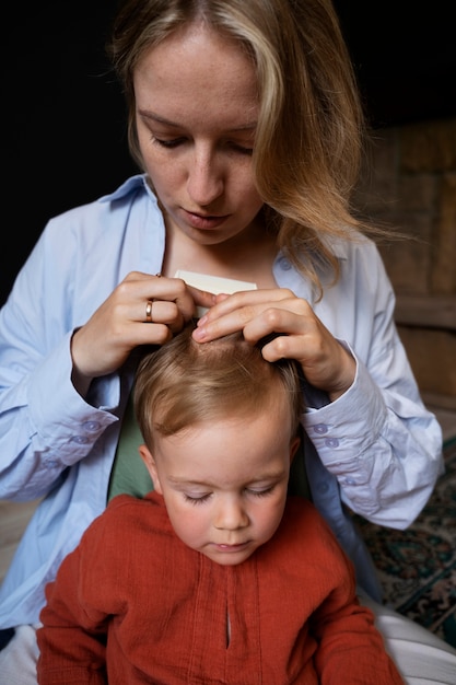 Photo gratuite mère prenant soin de son enfant avec des poux