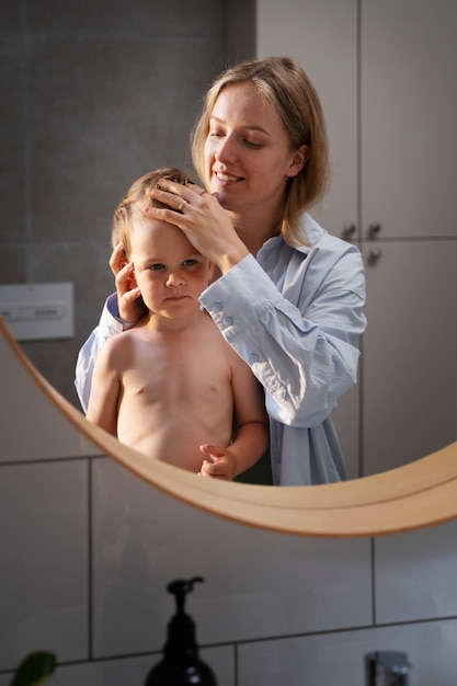 Photo gratuite mère prenant soin de son enfant avec des poux