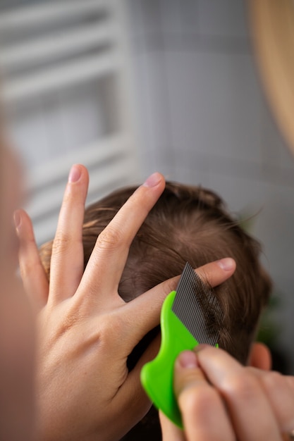 Mère prenant soin de son enfant avec des poux