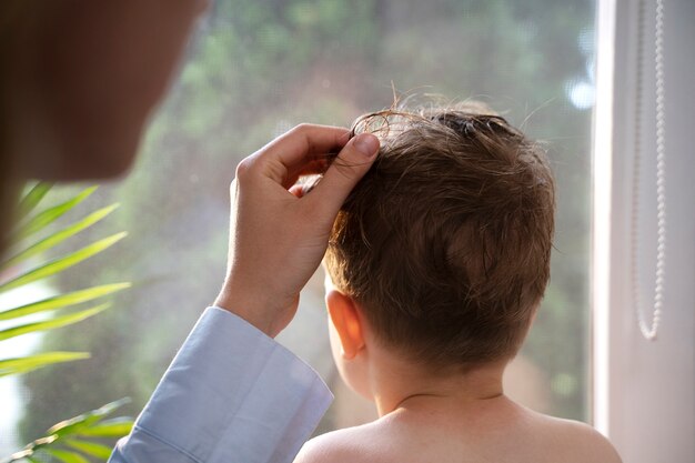 Photo gratuite mère prenant soin de son enfant avec des poux