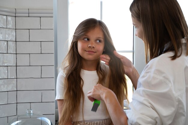 Mère prenant soin de son enfant avec des poux