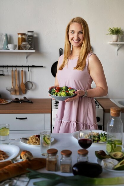 Mère préparant le dîner pour sa famille