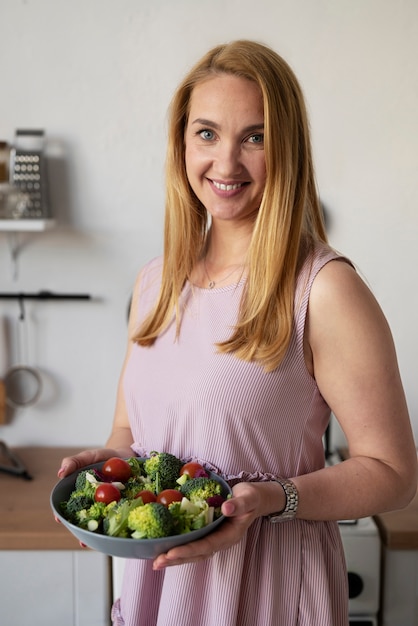 Photo gratuite mère préparant le dîner pour sa famille