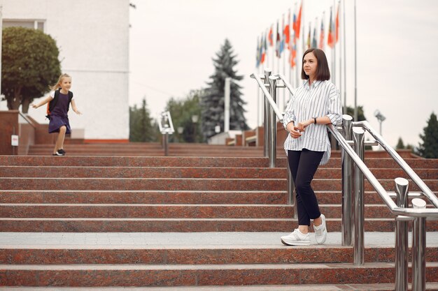 Mère prépare sa petite fille à l'école