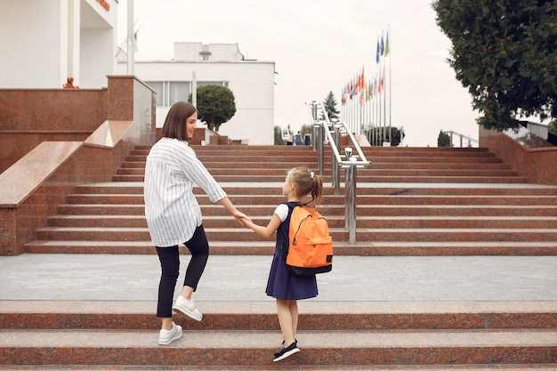 Mère prépare sa petite fille à l'école