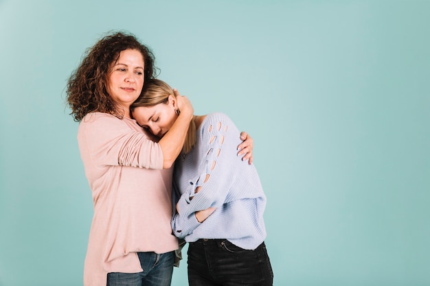 Mère réconfortante fille triste