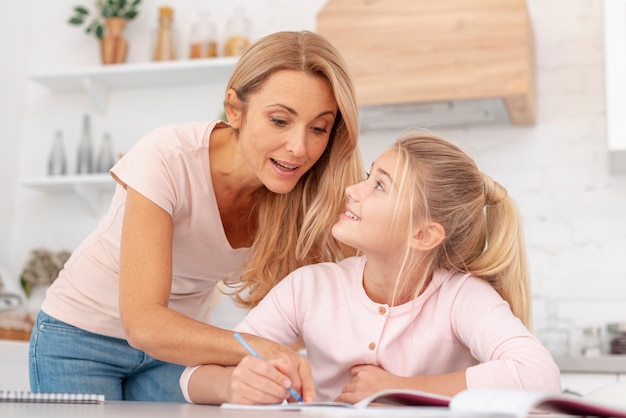 Mère, regarder, devoirs fille