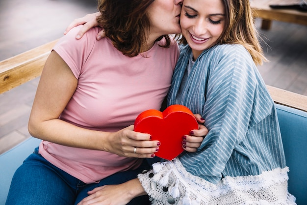 mère remerciant la femme pour le cadeau de la Saint-Valentin