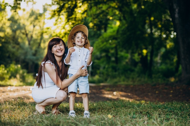 Mère s'amusant avec son fils dans le parc