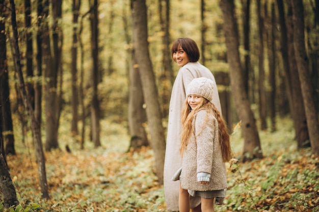 Mère avec sa fille dans le parc s'amusant