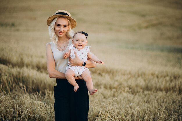 Mère avec sa petite fille dans le champ