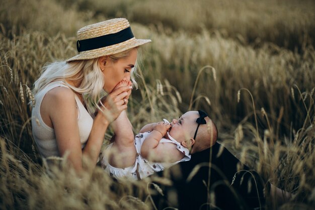 Mère avec sa petite fille dans le champ