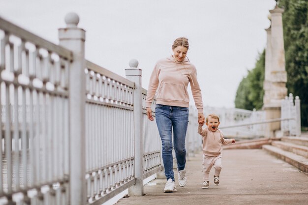 Mère avec sa petite fille dans le parc