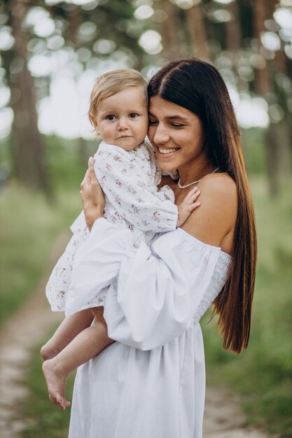 Mère avec sa petite fille dans le parc