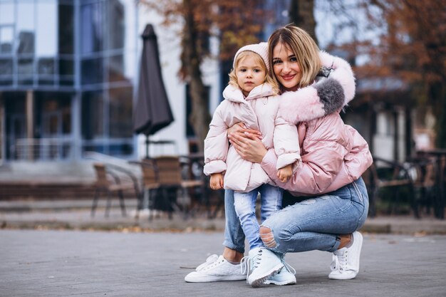 Mère avec sa petite fille vêtue d'un linge chaud en dehors de la rue