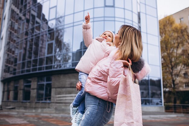 Mère avec sa petite fille vêtue d'un linge chaud en dehors de la rue