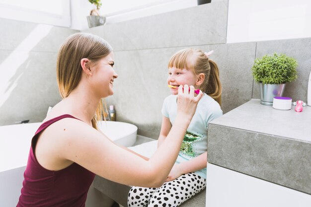 Mère se brosser les dents de la fille