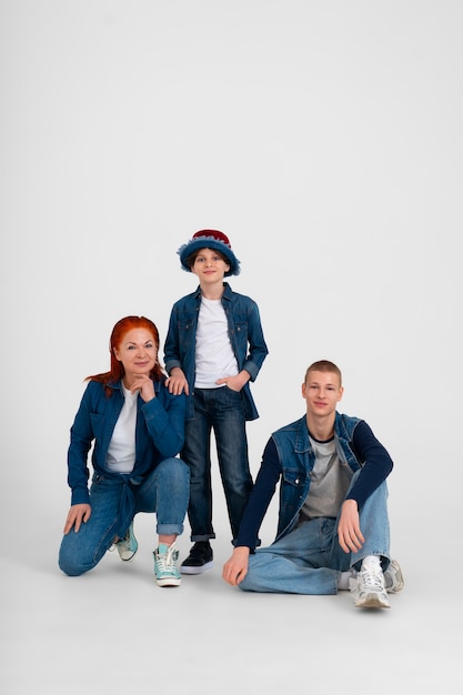 Photo gratuite mère et ses deux fils portant ensemble des tenues en denim