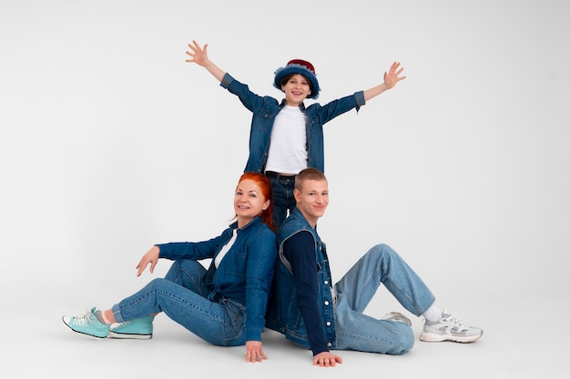 Mère et ses deux fils portant ensemble des tenues en denim