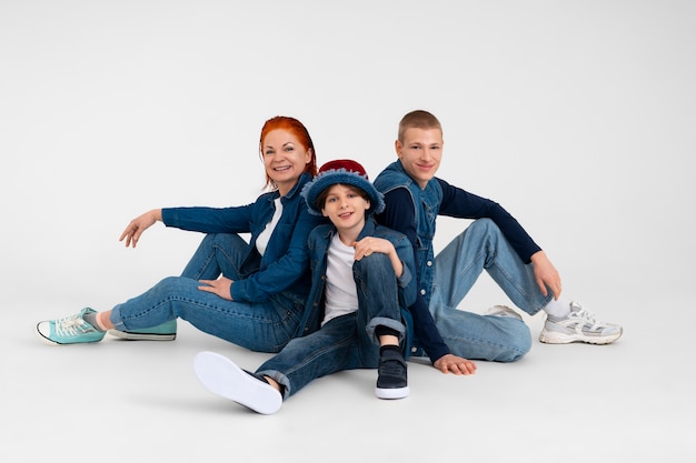 Mère et ses deux fils portant ensemble des tenues en denim