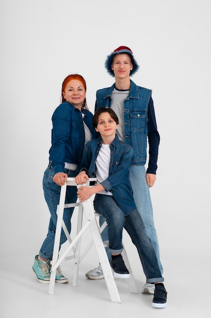 Photo gratuite mère et ses deux fils portant ensemble des tenues en denim