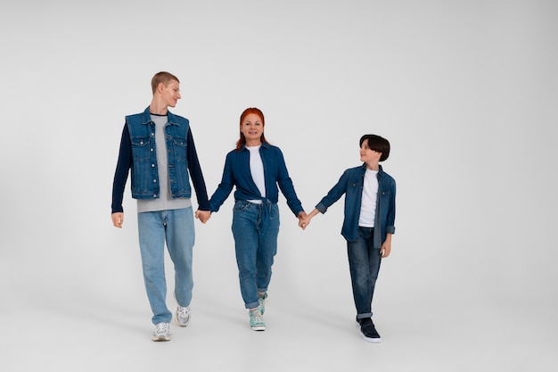 Photo gratuite mère et ses deux fils portant ensemble des tenues en denim