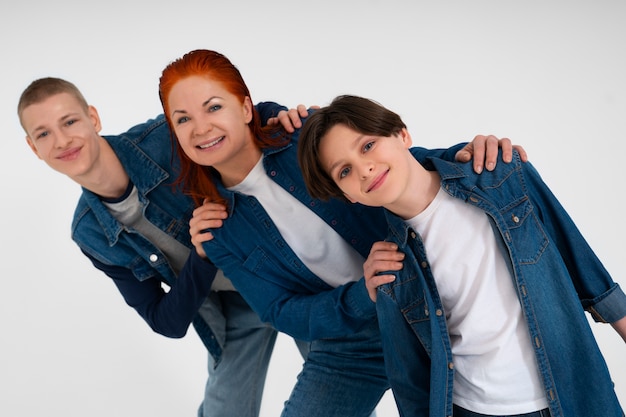 Photo gratuite mère et ses deux fils portant ensemble des tenues en denim