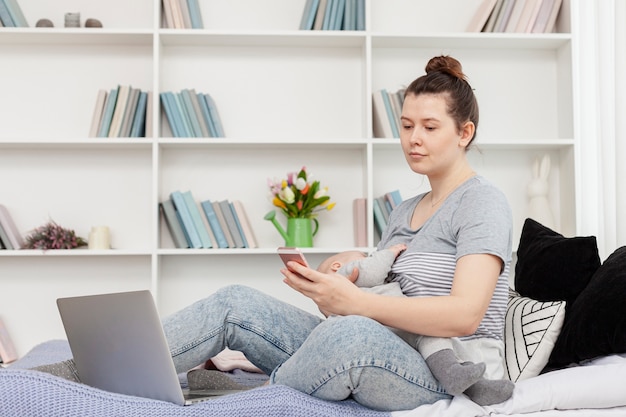 Photo gratuite mère avec son enfant à la maison