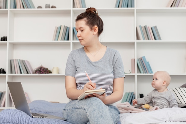 Photo gratuite mère avec son enfant à la maison