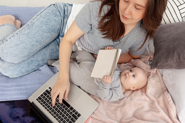 Mère avec son enfant à la maison