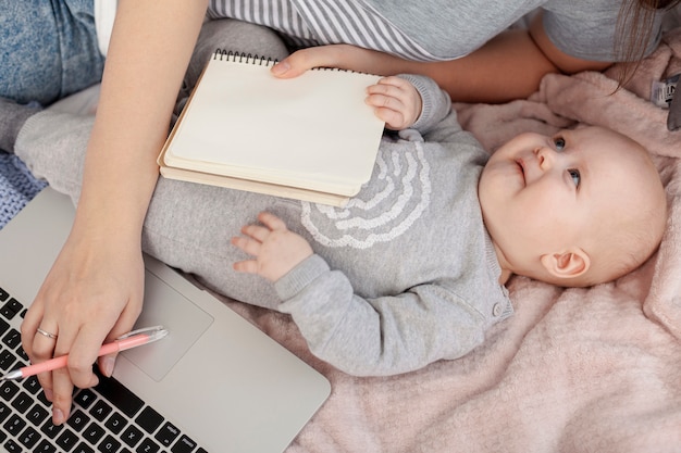 Mère avec son enfant à la maison