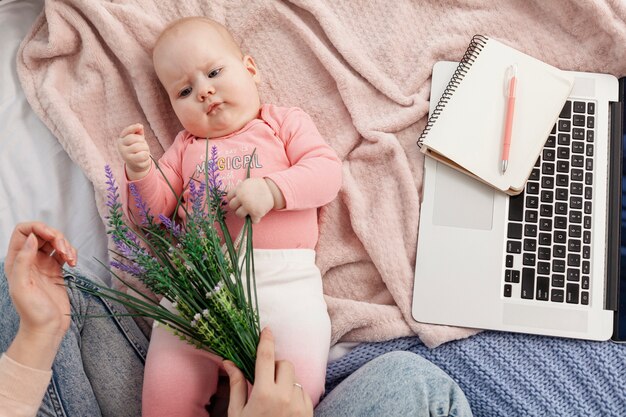 Mère avec son enfant à la maison