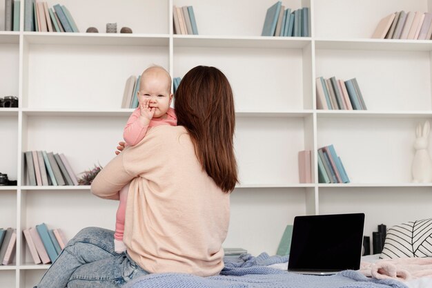 Mère avec son enfant à la maison