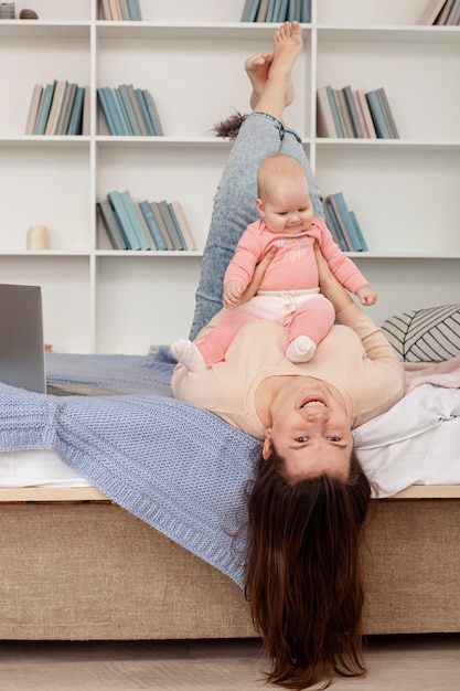 Mère avec son enfant à la maison