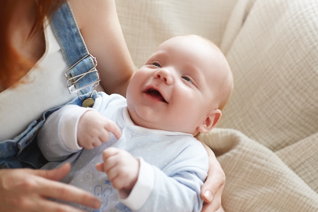 Mère et son enfant posant à l'intérieur