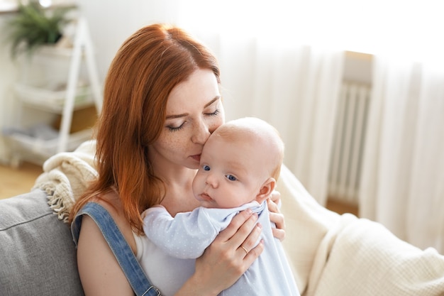 Mère et son enfant posant à l'intérieur