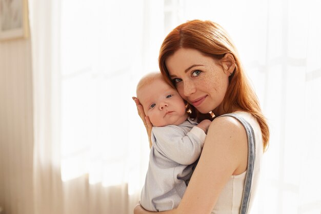 Mère et son enfant posant à l'intérieur