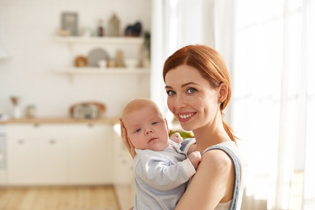 Mère et son enfant posant à l'intérieur