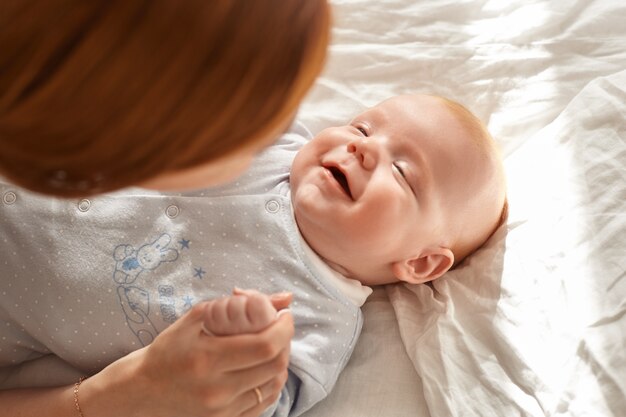 Mère et son enfant posant à l'intérieur