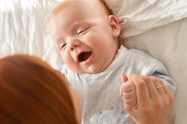 Mère et son enfant posant à l'intérieur